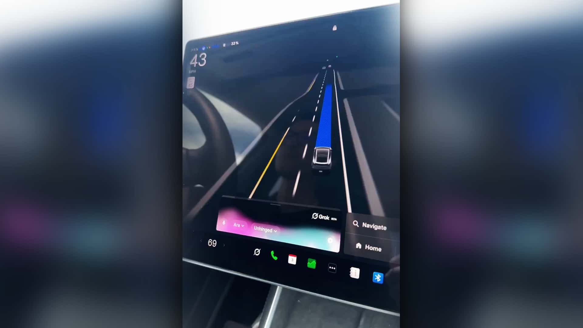 Tesla skærm med autopilot navigationsvisning