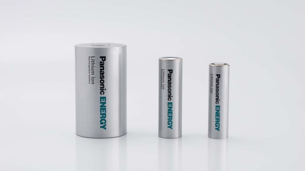 Tre Panasonic lithium-ion-batterier i forskellige størrelser