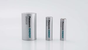 Tre Panasonic lithium-ion-batterier i forskellige størrelser