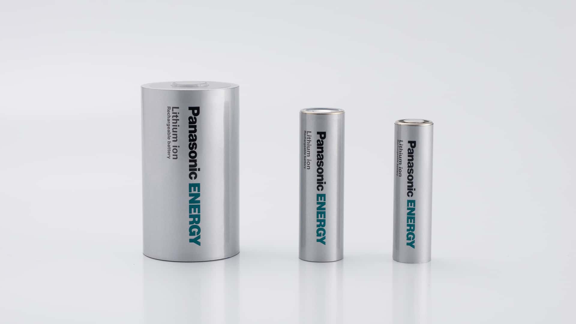 Tre Panasonic lithium-ion-batterier i forskellige størrelser
