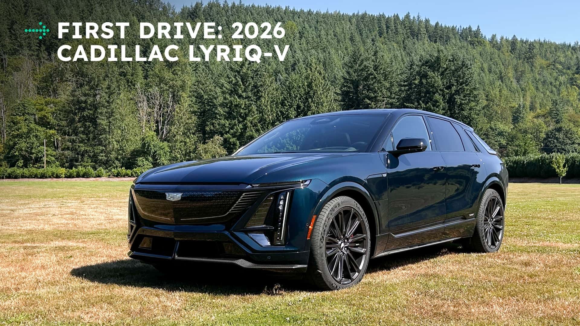Første køretur: 2026 Cadillac Lyriq-V elektrisk SUV på en græsplæne med skov i baggrunden
