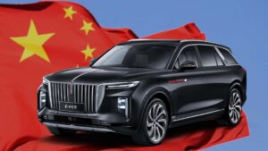 Elektrisk SUV med kinesisk flag i baggrunden