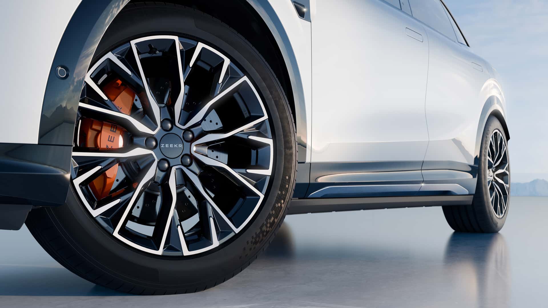 Nærbillede af en elektrisk bils elegante alufælge med moderne design.