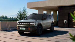 Elektrisk SUV parkeret ved ladestation om dagen
