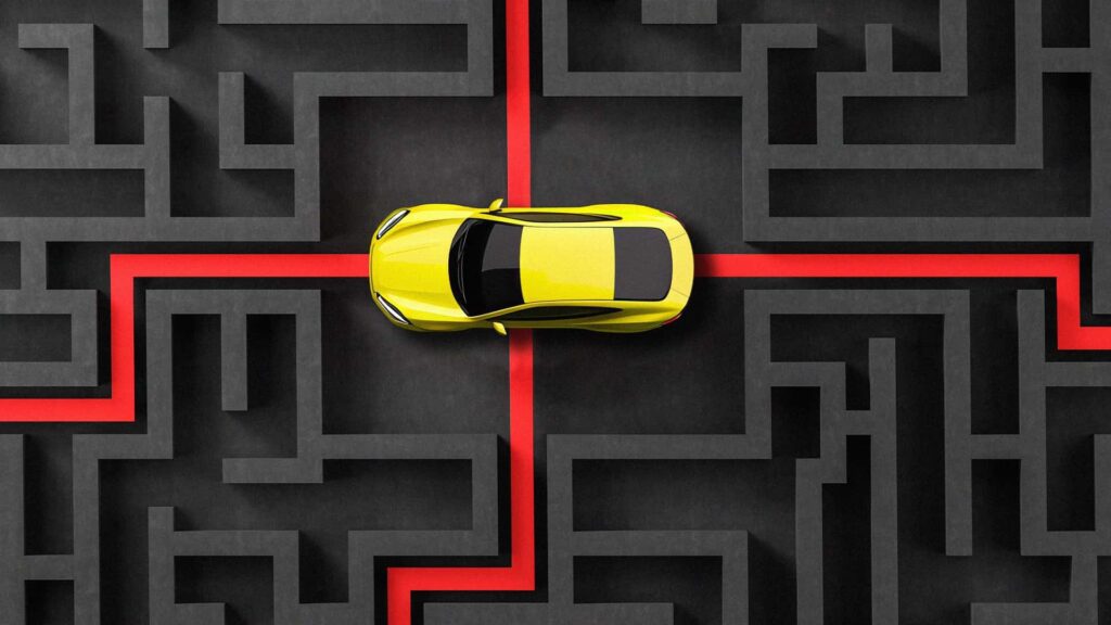 Lys gul bil kører gennem en kompleks labyrint med rød vej