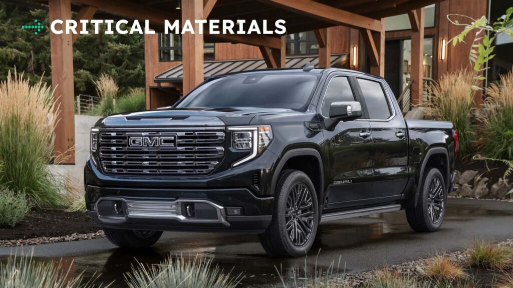 Sort GMC pickup truck foran et moderne træhus