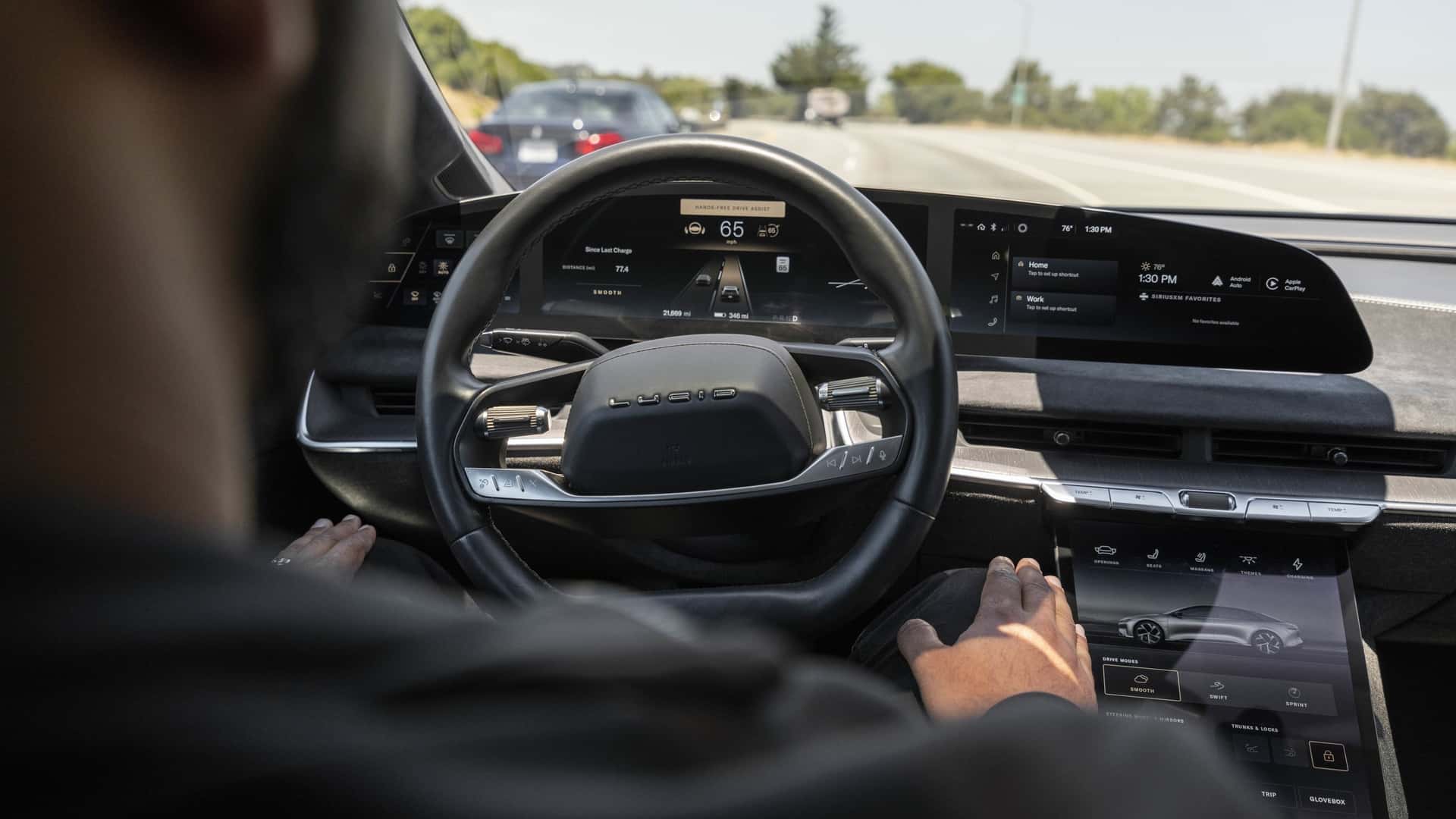 Moderne bilinteriør med avanceret digital instrumentering og kørerassistance funktioner