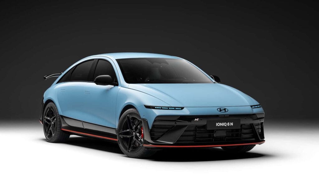 Elegant lyseblå elektrisk bil i moderne design på sort baggrund