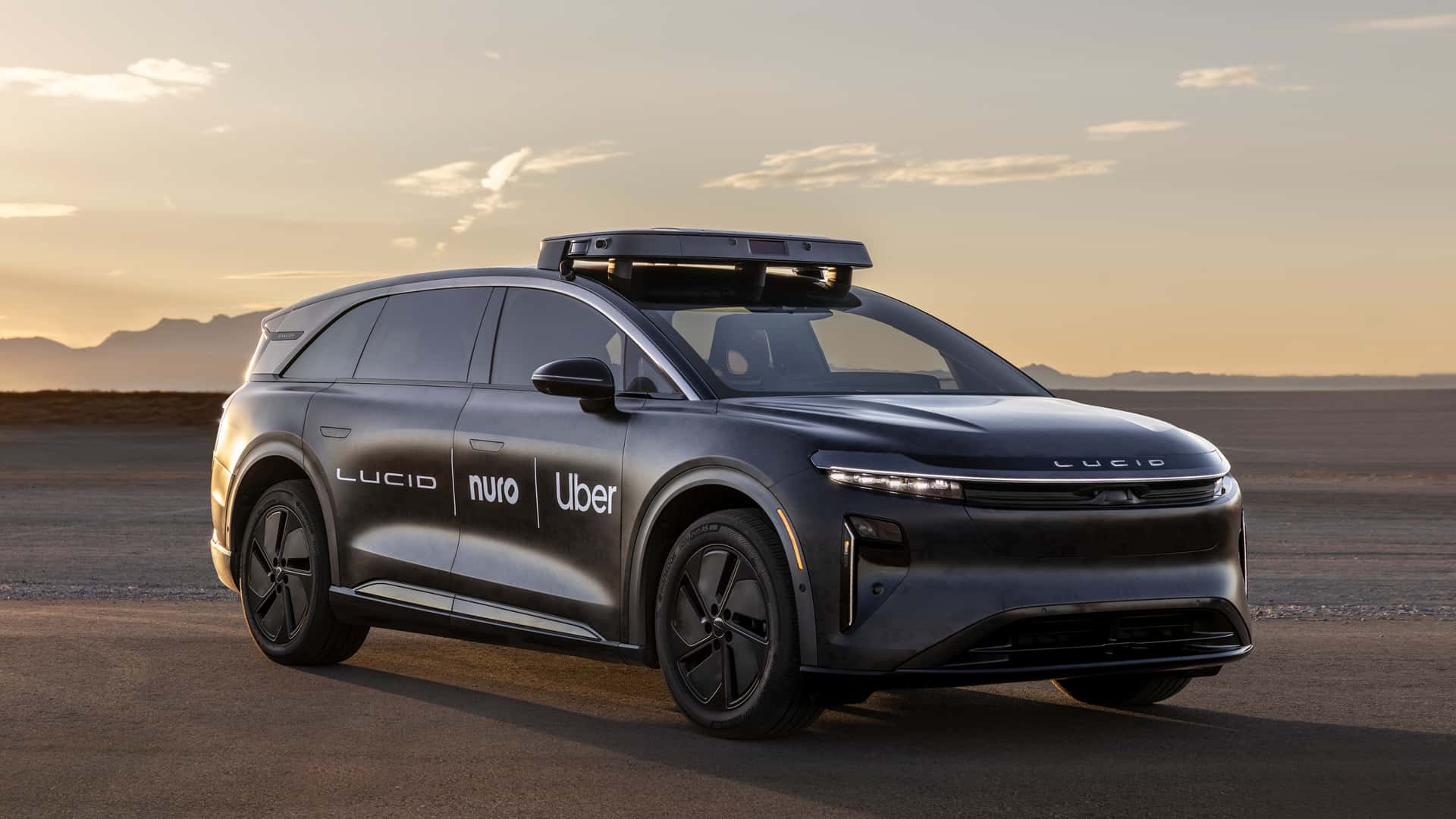 Lucid elektrisk køretøj med Uber-logo, parkeret ved solnedgang