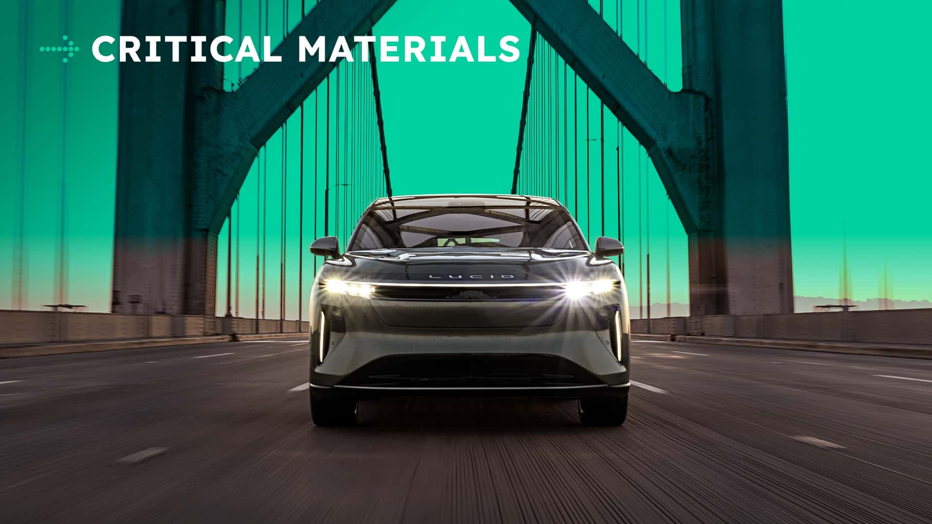 Elektrisk bil kører over bro med teksten 'Kritiske Materialer' i baggrunden