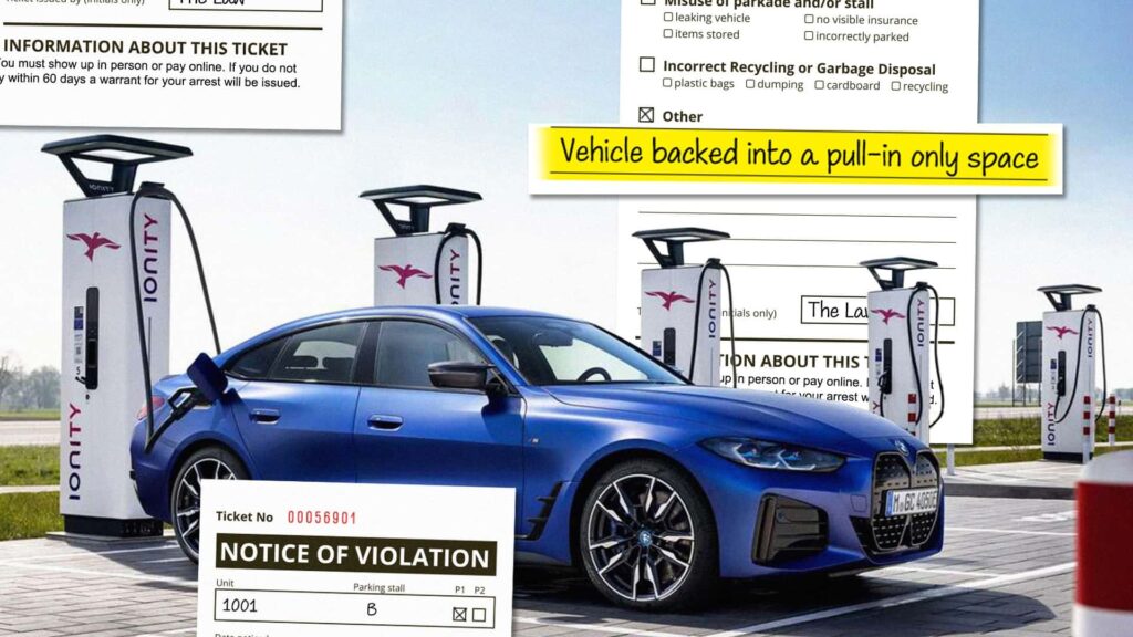 Blå elbil ved Ionity-ladestation med bøde for forkert parkering