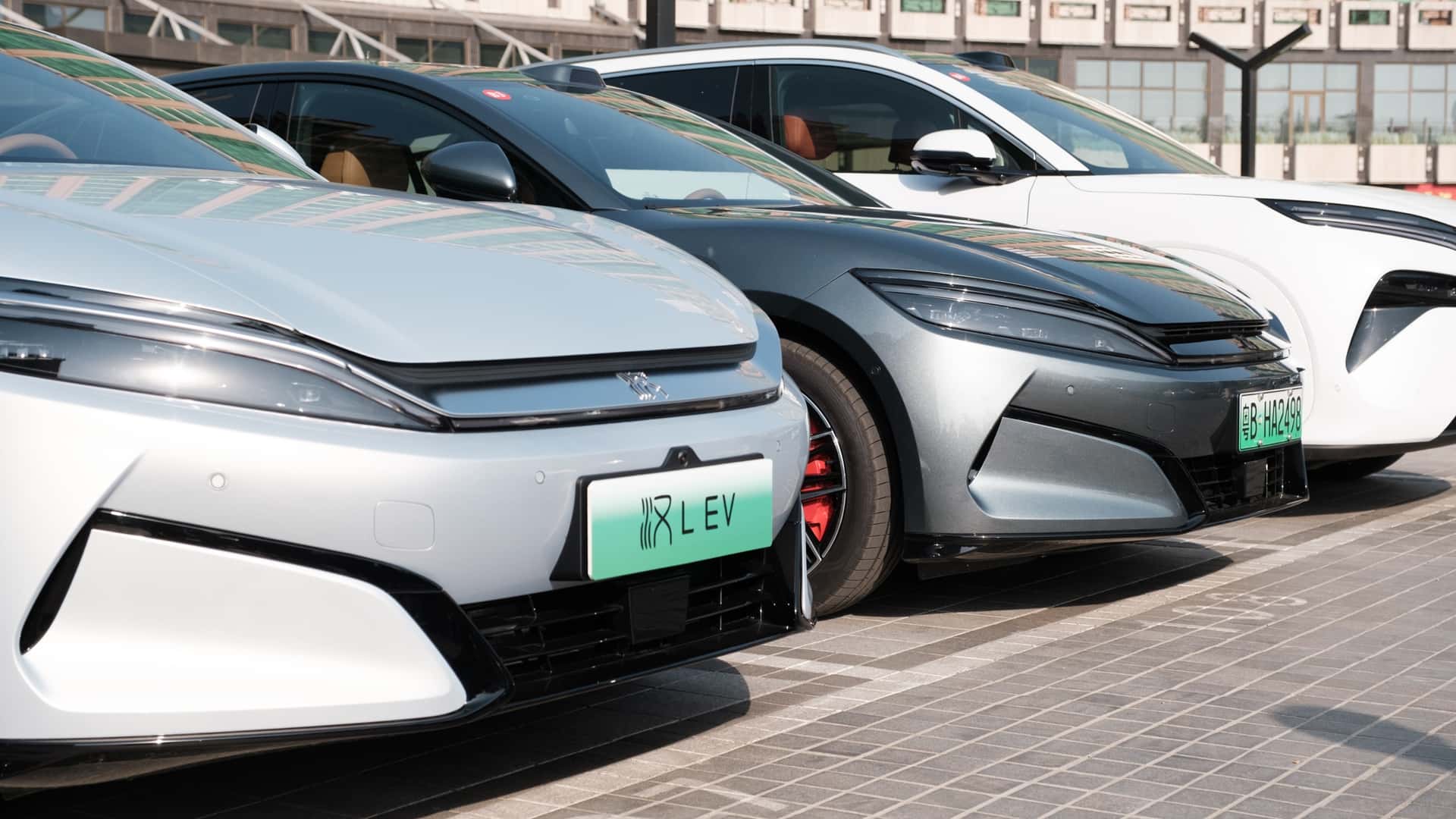 Tre moderne elbiler parkeret på række