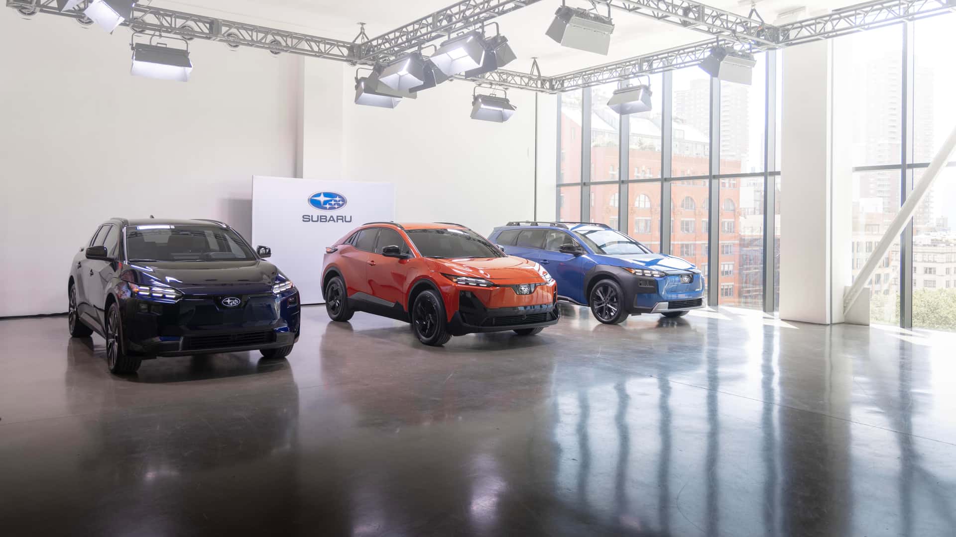 Tre Subaru-modeller præsenteret i en moderne udstillingshal