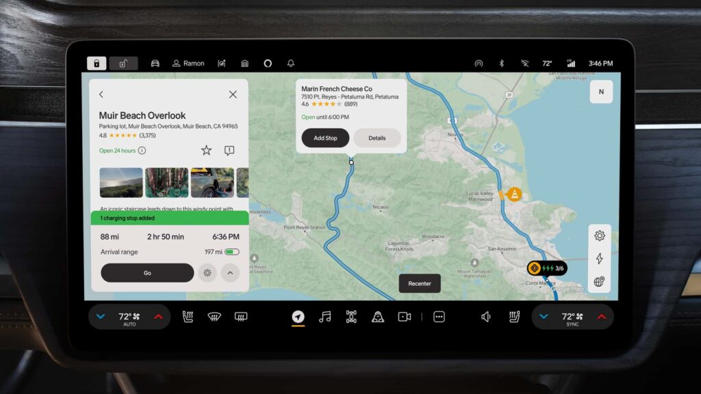 Tesla bilskærm med navigationsvisning og opladningsstation tilføjet som stop nær Muir Beach Overlook