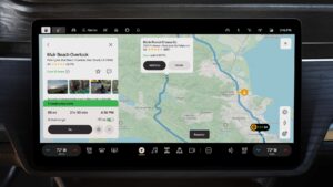 Tesla bilskærm med navigationsvisning og opladningsstation tilføjet som stop nær Muir Beach Overlook