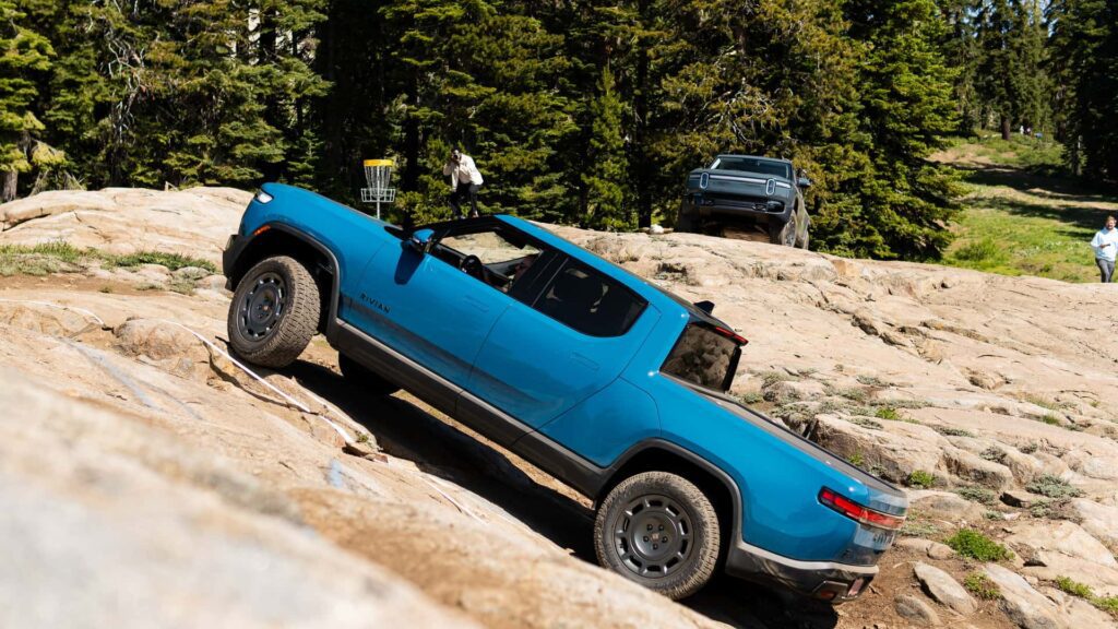 Elektrisk pickuptruck på offroad-terræn i skov