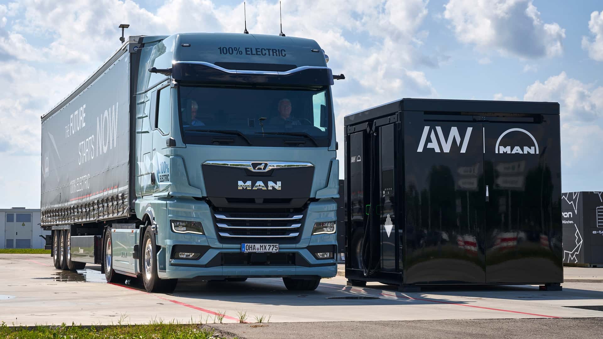 Elektrisk lastbil fra MAN ved ladestation på solrig dag