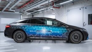 Elektrisk bil med solid state teknologi i en moderne garage