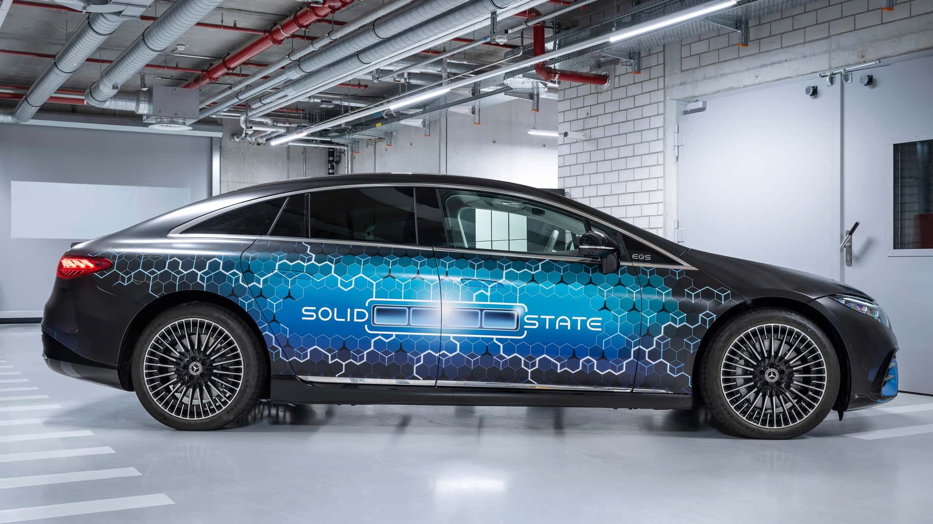 Elektrisk bil med solid state teknologi i en moderne garage