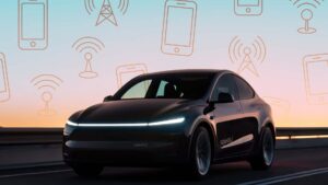 Tesla elbil på en vej med teknologi-ikoner i baggrunden