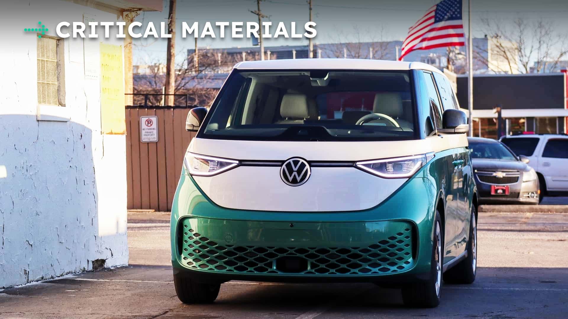 Volkswagen ID.Buzz elbil foran en bygning i teknologisk miljø