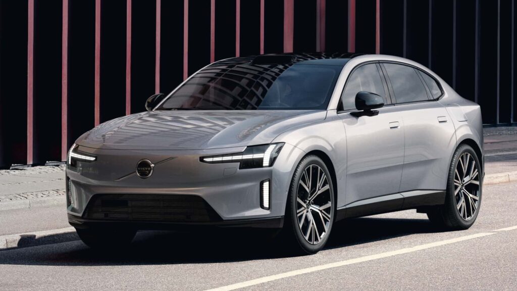 Futuristisk elektrisk bil parkeret foran mørke paneler