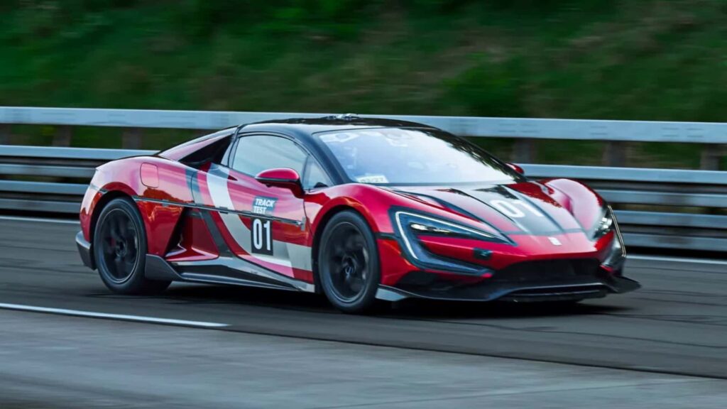 Elektrisk sportsvogn på bane testkørsel i høj hastighed