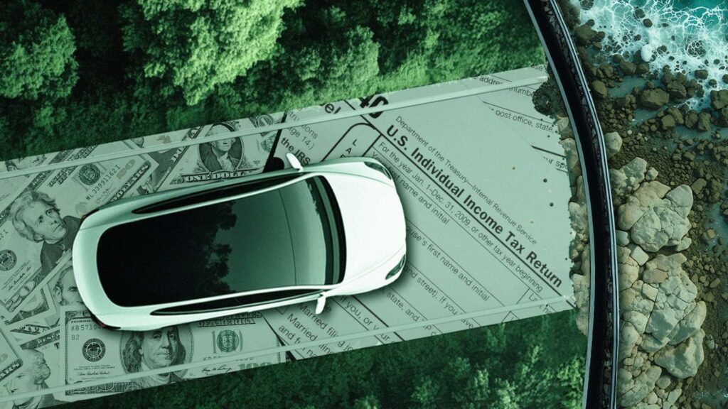 Hvid Tesla kører på vej lavet af dollar-sedler, omgivet af skov og hav