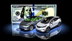 To elektriske biler foran en amerikansk 100-dollarseddel