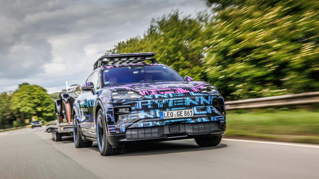 Camoufleret elektrisk SUV fra Porsche kører på landevej
