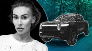 Kvinde portræt ved siden af elektrisk pickup truck i skovlandskab