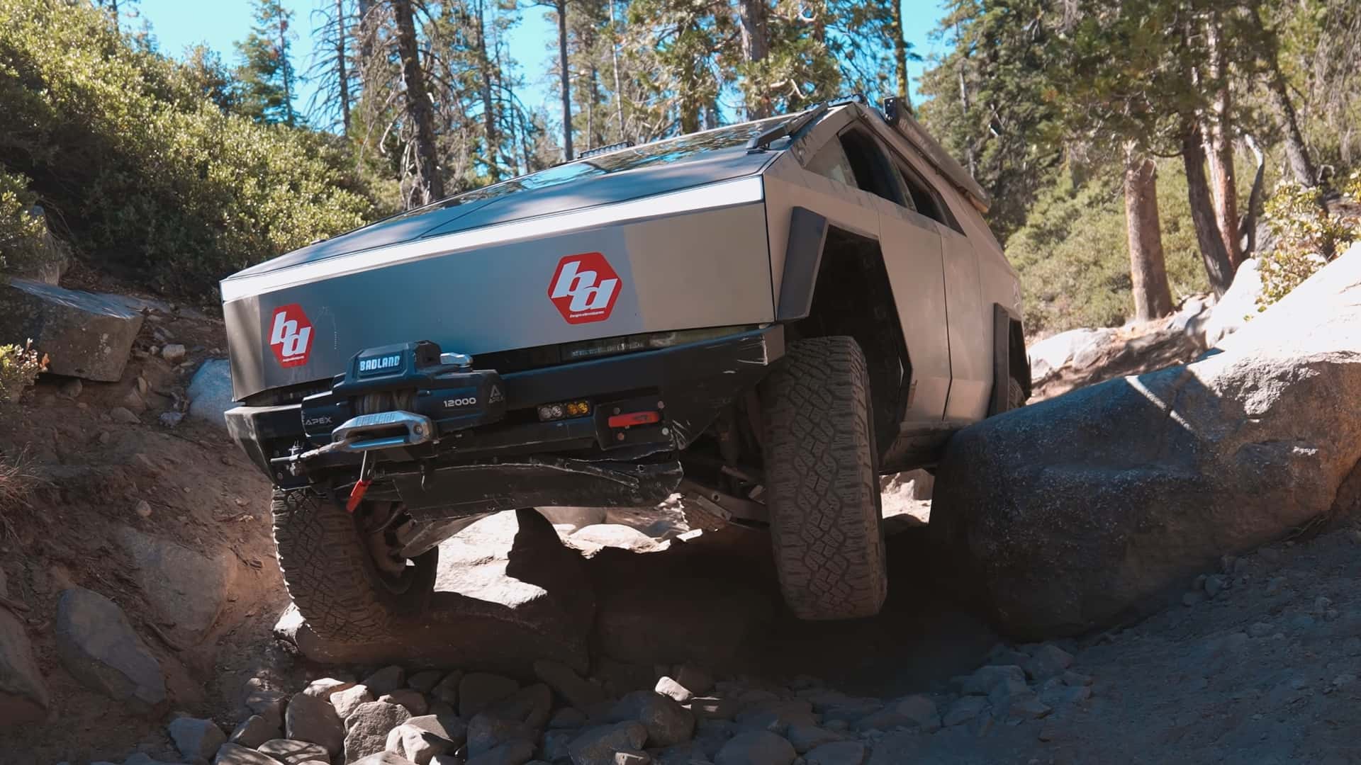 Tesla Cybertruck kører off-road i skoven