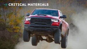 Rød RAM pickup truck kører off-road i en støvede skov