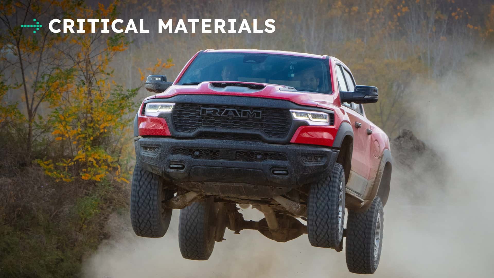 Rød RAM pickup truck kører off-road i en støvede skov