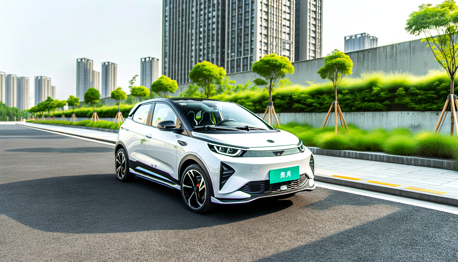 Elektrisk bil parkeret ved en moderne byvej med grønne træer i baggrunden