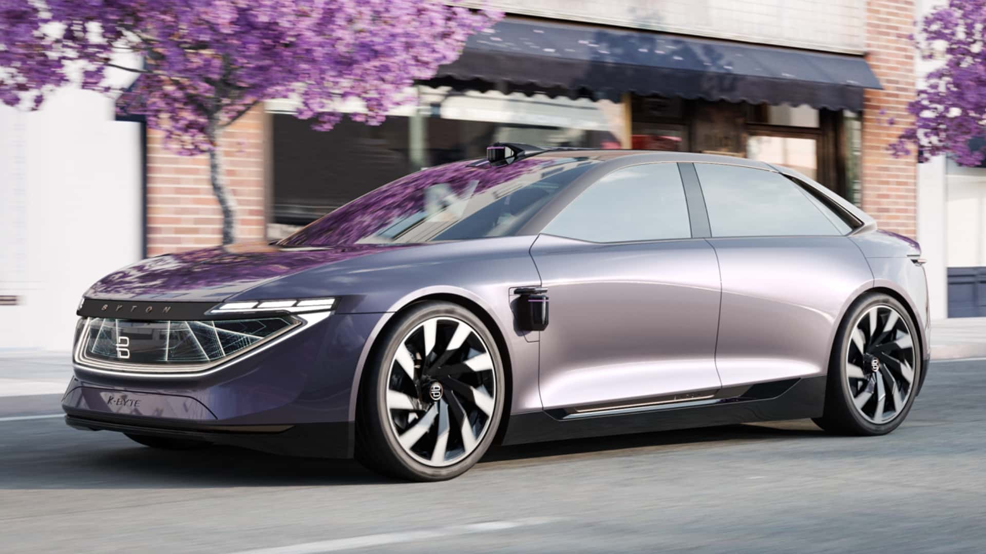 Futuristisk elbil parked under lilla træer foran en bygning