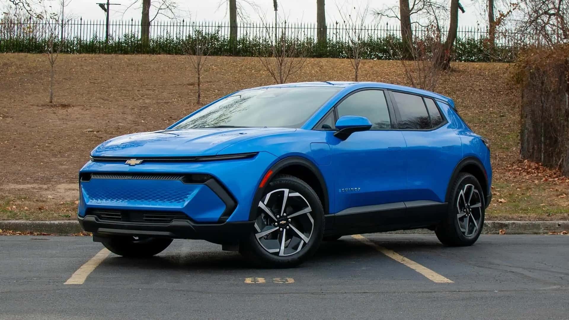 Blå Chevrolet elbil parkeret i udendørs omgivelser