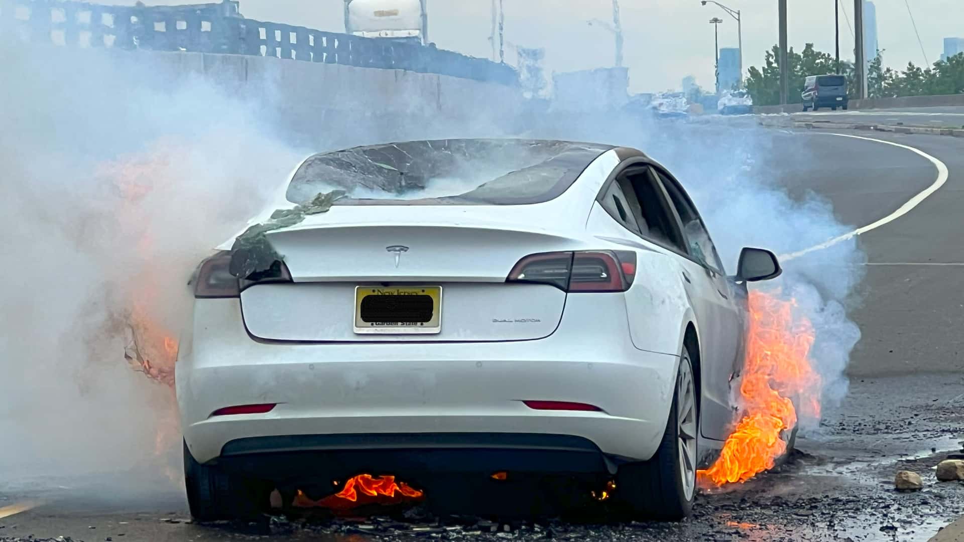 Tesla Model 3 i brand på motorvej
