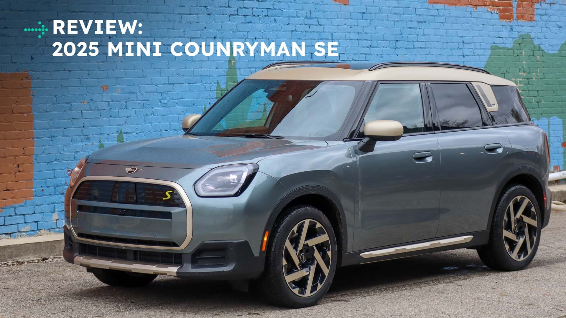 2025 Mini Countryman SE parkeret foran en farverig mur