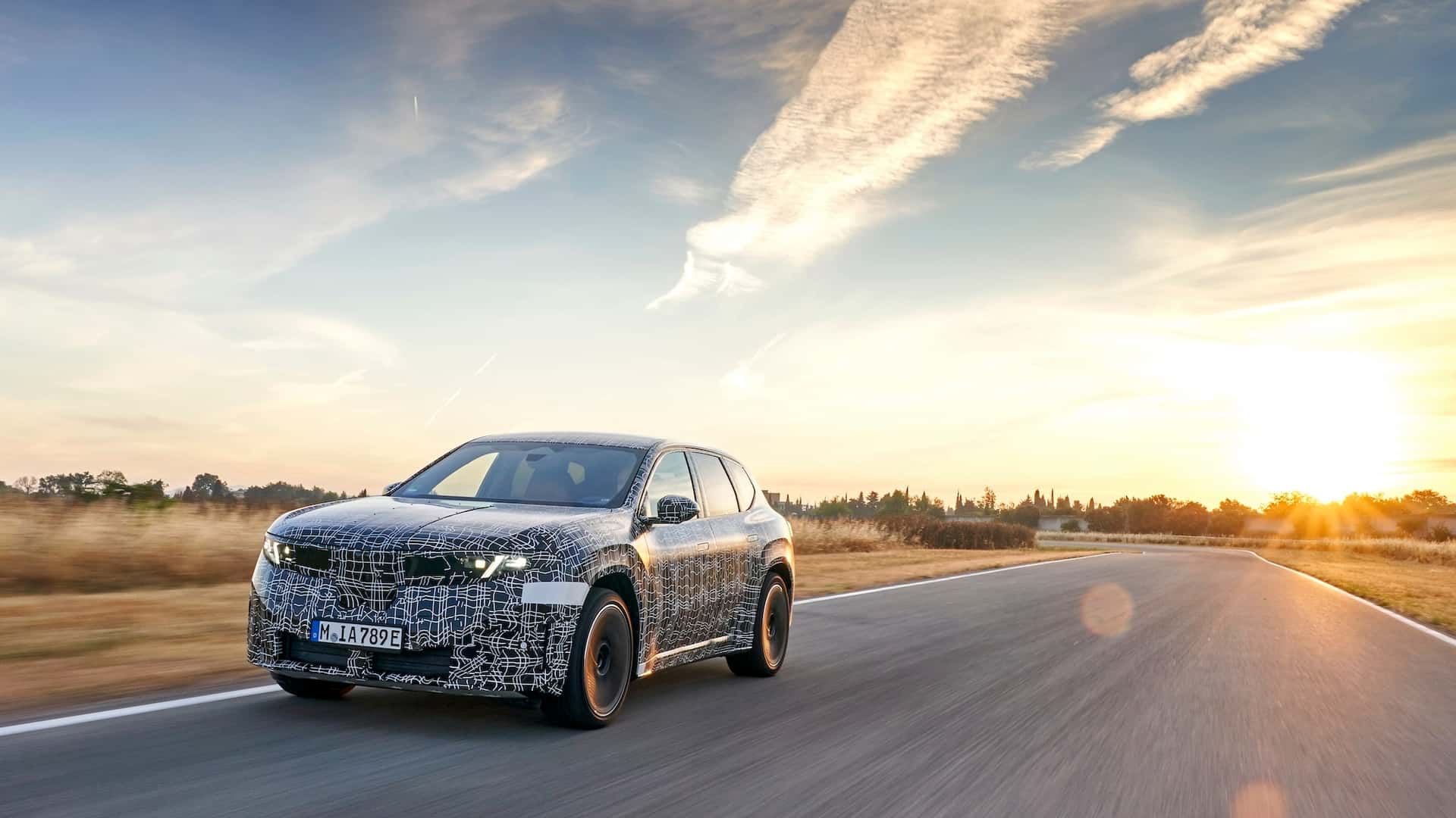 Elektrisk bil under testkørsel i solnedgang