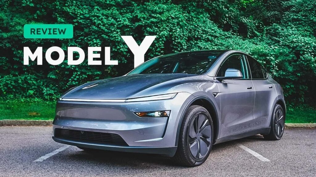 Tesla Model Y på en skovklædt vej til bilanmeldelse
