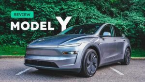 Tesla Model Y på en skovklædt vej til bilanmeldelse