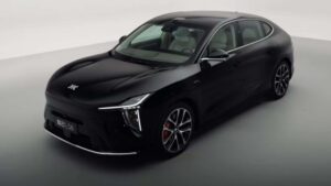 Sort elektrisk bil med moderne design og skarpe linjer