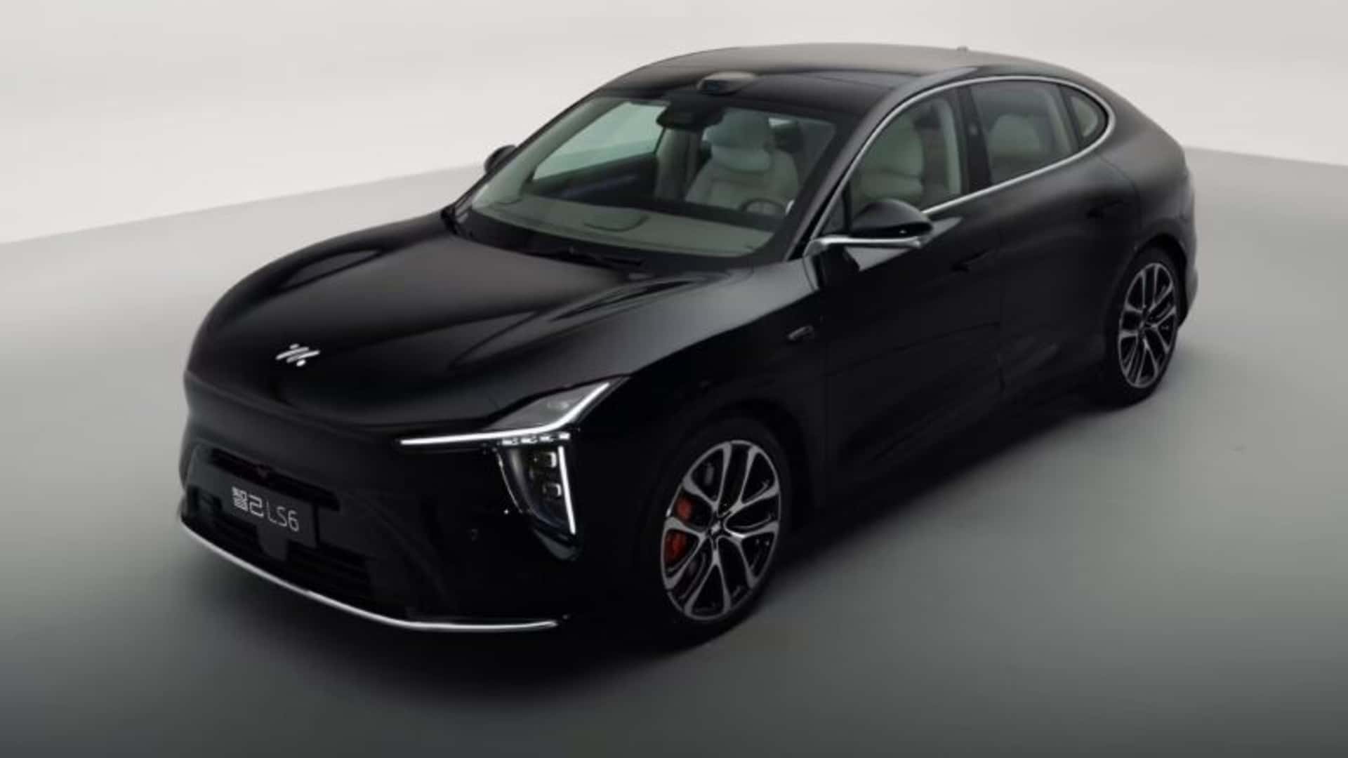 Sort elektrisk bil med moderne design og skarpe linjer