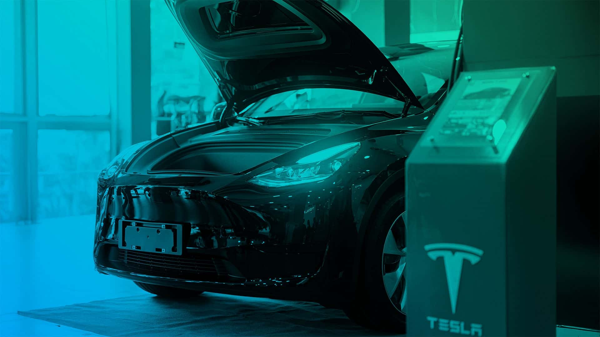 Tesla-bil med åben frunk i et showroom