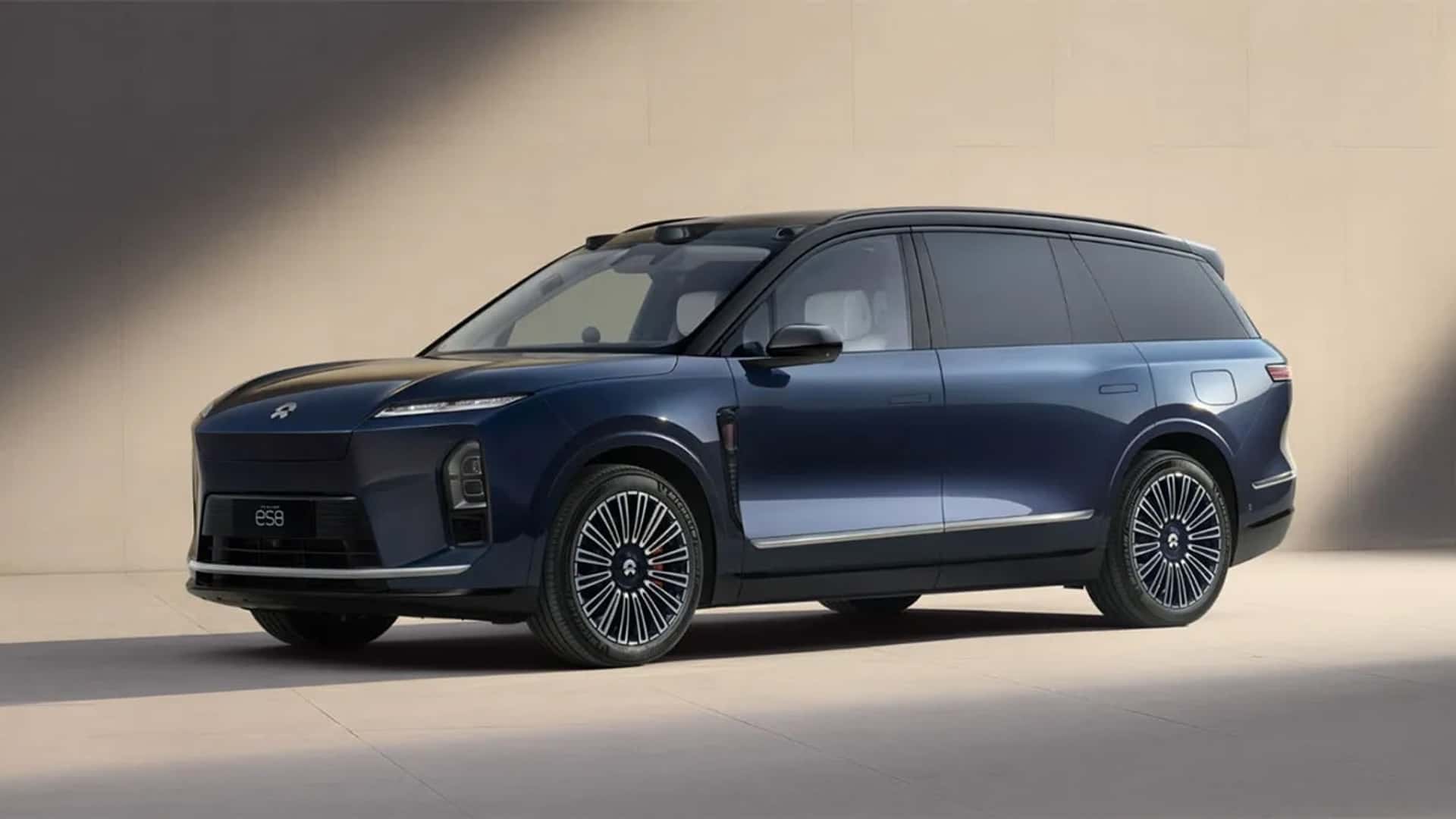 Mørkeblå elektrisk SUV parkeret indendørs med moderne design og aerodynamiske linjer