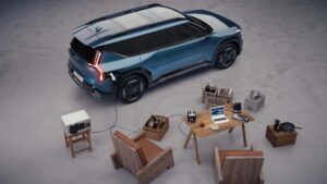 Elektrisk SUV oplader i garage med moderne møbler og gadgets