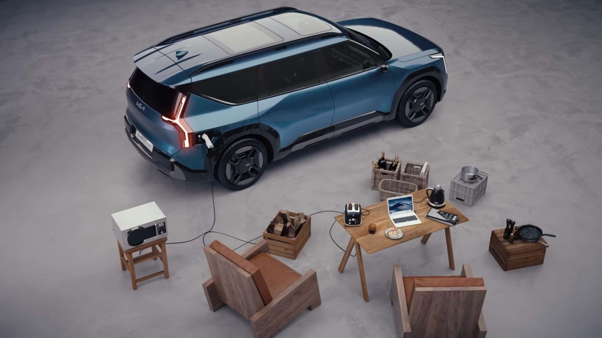 Elektrisk SUV oplader i garage med moderne møbler og gadgets