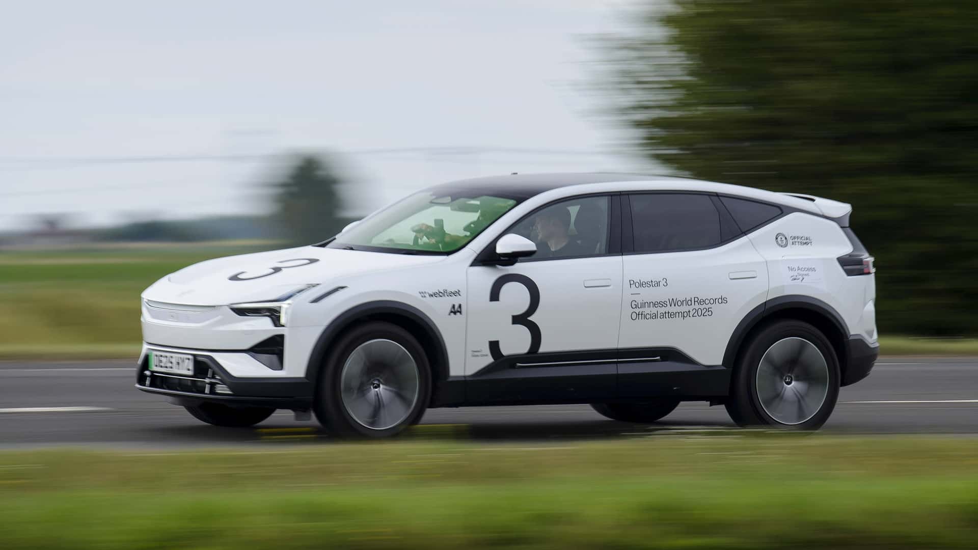 Hvid elektrisk Polestar 3 SUV i fart på en landevej