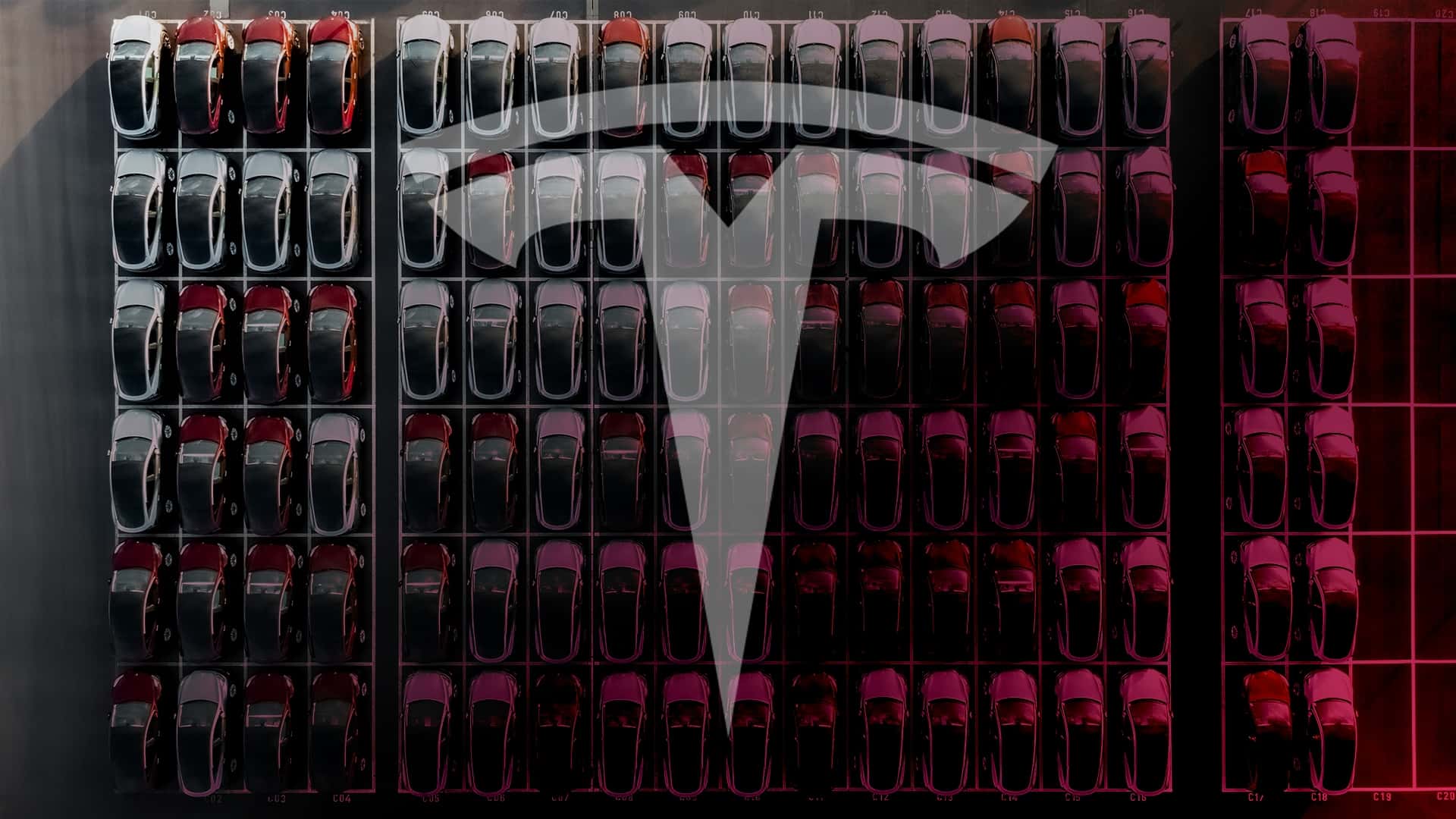 Luftfoto af Tesla biler parkeret i rækker med stort Tesla-logo overlagt